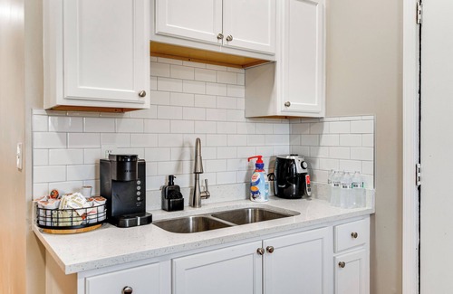 Tri-Taylor Apartment | Chicago Apt: Near Stadiums & Dtwn