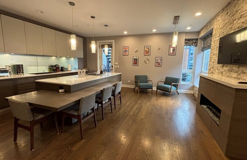 East Village Condo | ChiCasa West Town Paradise