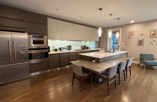 East Village Condo | ChiCasa West Town Paradise