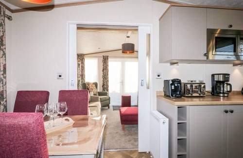 Chichester Cottage | CHICHESTER LAKESIDE HOLIDAY PARK, pet friendly in Chichester