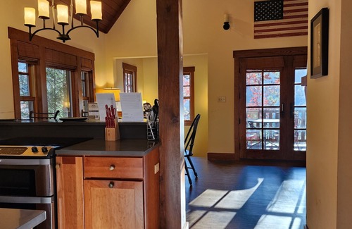 Cheshire Cabin | Chickadee’s Hatch | 2-Story Cabin w/Jetted Tub + Biltmore Pass