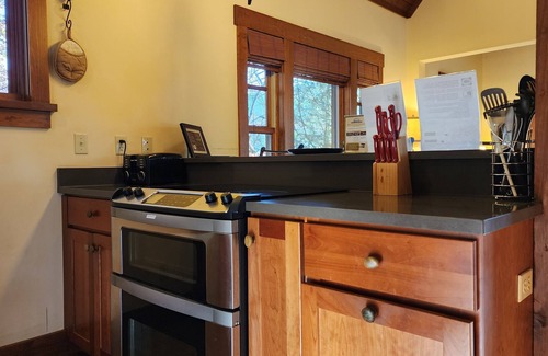 Cheshire Cabin | Chickadee’s Hatch | 2-Story Cabin w/Jetted Tub + Biltmore Pass