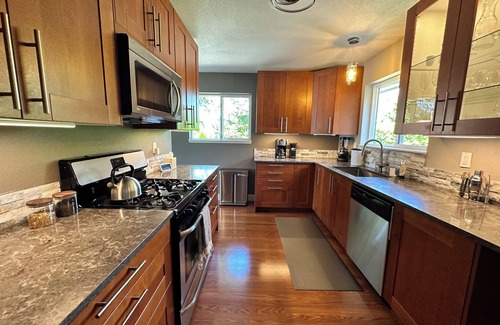 Erlands Point-Kitsap Lake Apartment | Chico Bay Inn Penthouse Suite: Hot Tub Fireplace Private Beach Kayaks