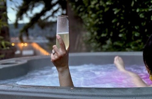 Erlands Point-Kitsap Lake Apartment | Chico Bay Inn Penthouse Suite: Hot Tub Fireplace Private Beach Kayaks