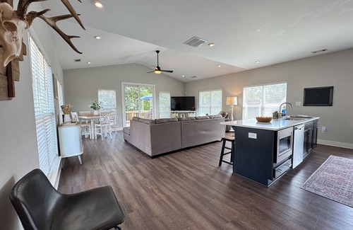 Athens House | Chicopee House ~ Your 4 bd, 3 bath, Athens Getaway 1-mile to Sanford Stadium!