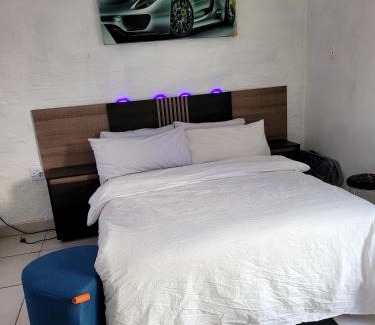 Rustenburg Apartment | Chikos guest house