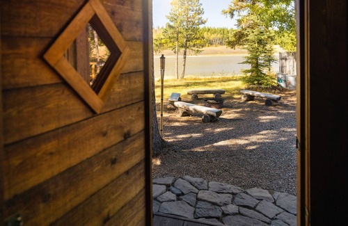 Chilcotin Cabin | Chilcotin Sunrise Chalet Lakefront Cabin Retreat With Stunning Mountain Views