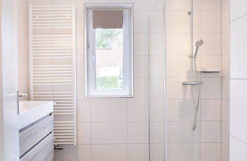 Scharendijke Cottage | Child-friendly 5-person bungalow
