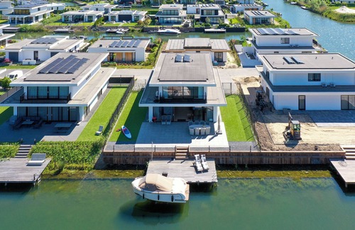 Zeewolde House | Child-friendly 8-person villa by the water with enclosed garden, private jetty, paddleboards and a charming garden with Kamado BBQ.