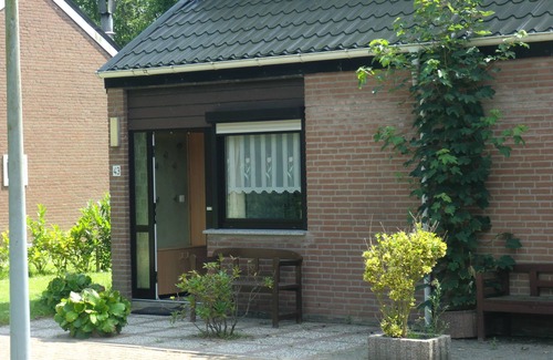 Bruinisse House | Child-friendly comfort holiday home, corner plot, by the sea, free WLAN