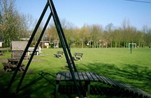 Bruinisse House | Child-friendly comfort holiday home, corner plot, by the sea, free WLAN