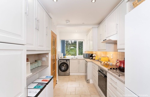 Mumbles House | Child friendly house with private parking near the Mumbles seafront.
