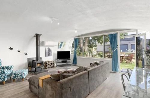 Portarlington House | Chill at our Igloo cottage - 100m stroll to beach