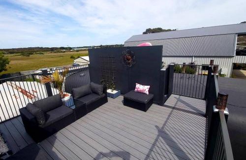 Portarlington House | Chill at our Igloo cottage - 100m stroll to beach