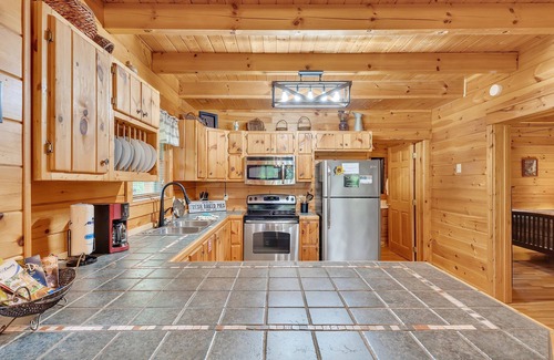 Caton Cabin | Chillin N Grillin - Cozy Pet-Friendly Cabin with Hot Tub & Mountain Views!