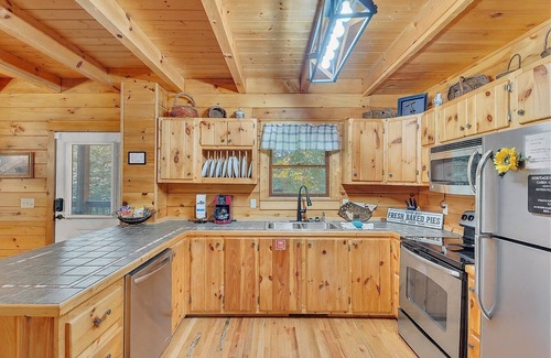 Caton Cabin | Chillin N Grillin - Cozy Pet-Friendly Cabin with Hot Tub & Mountain Views!