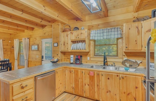 Caton Cabin | Chillin N Grillin - Cozy Pet-Friendly Cabin with Hot Tub & Mountain Views!
