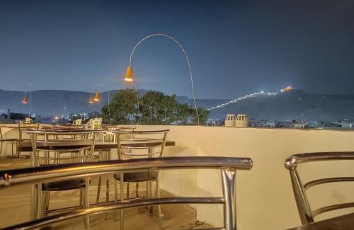 Amer Fort Road Hotel | Chillout