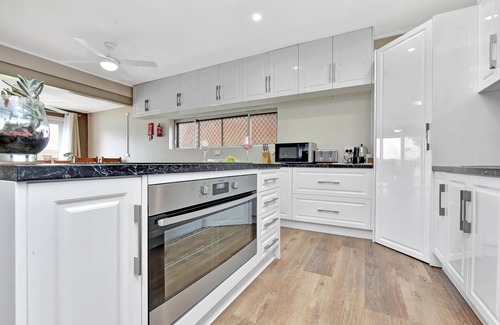 Cessnock Apartment | Chillout with Pool in Hunter Valley & Wineries - FREE WiFi - Swimming Pool - Wineries - Concerts - HV Gardens & Zoo