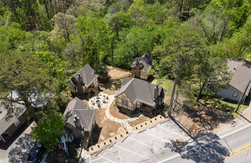 Eureka Springs Historic District Cabin | Chimney Nook at Tudor Suites