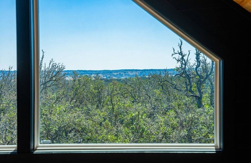 Fredericksburg Cabin | Chin Treehouse* Lux* Hot tub* Fredericksburg*Tesla EV