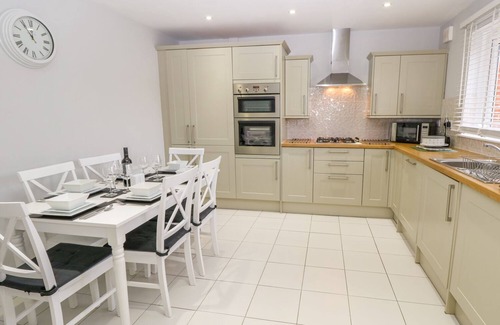 Freshwater House | CHINEFIELDS, family friendly, with a garden in Freshwater