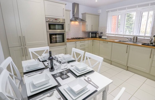Freshwater House | CHINEFIELDS, family friendly, with a garden in Freshwater