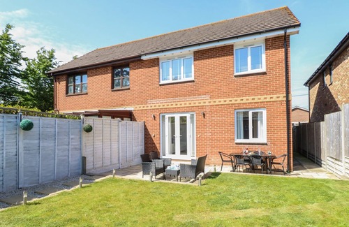 Freshwater House | CHINEFIELDS, family friendly, with a garden in Freshwater