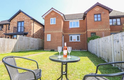 Freshwater House | CHINEFIELDS, family friendly, with a garden in Freshwater