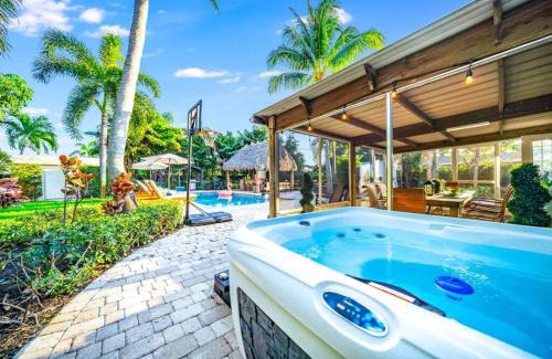 Pompano Beach House | Chique Pool and Tiki Resort