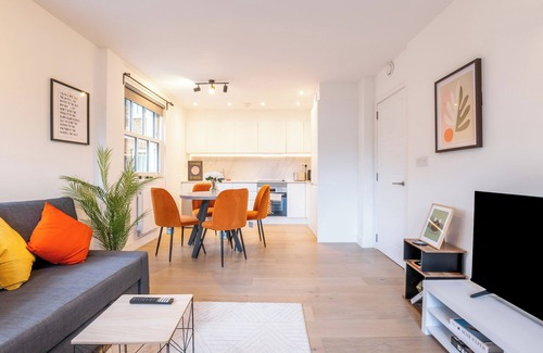 Turnham Green Apartment | Chiswick Chic 2BR apt w/Balcony | Facing Station - 20min from Heathrow airport