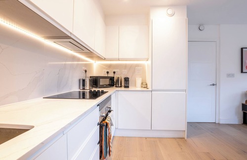 Turnham Green Apartment | Chiswick Chic 2BR apt w/Balcony | Facing Station - 20min from Heathrow airport