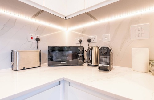 Turnham Green Apartment | Chiswick Chic 2BR apt w/Balcony | Facing Station - 20min from Heathrow airport