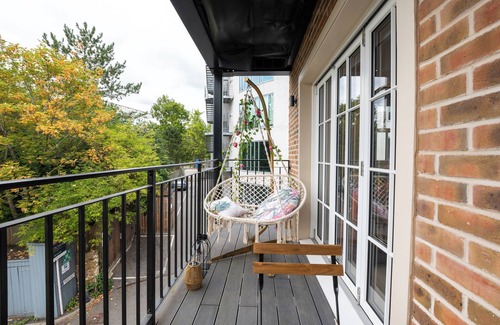 Turnham Green Apartment | Chiswick Chic 2BR apt w/Balcony | Facing Station - 20min from Heathrow airport