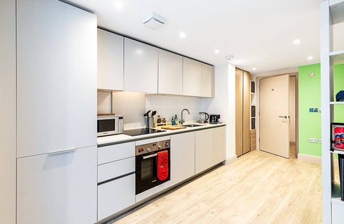 Turnham Green Apartment | ​Chiswick Studio Retreat with Private Balcony