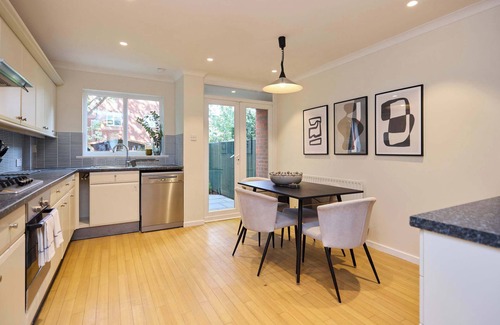 Turnham Green Apartment | Chiswick Townhouse with Garden & Parking