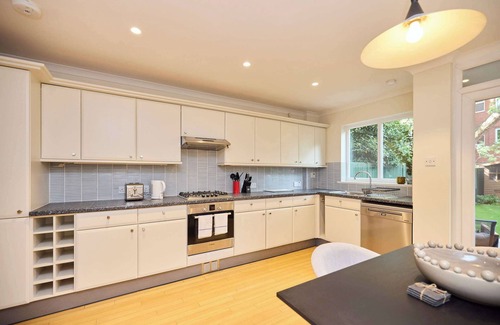 Turnham Green Apartment | Chiswick Townhouse with Garden & Parking