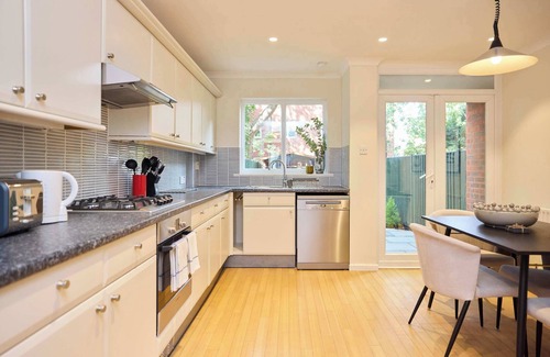 Turnham Green Apartment | Chiswick Townhouse with Garden & Parking