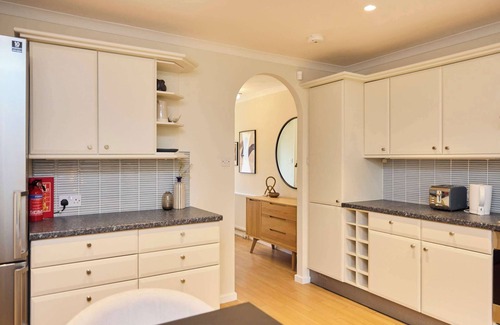 Turnham Green Apartment | Chiswick Townhouse with Garden & Parking