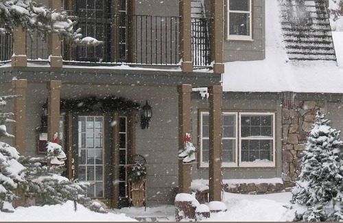 South Fork Bed & Breakfast | Chloe's Corner GUESTROOM at Arbor House Inn Bed & Breakfast on the River