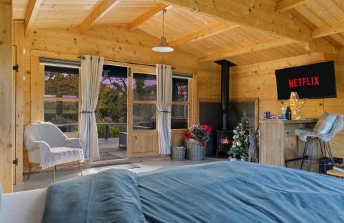 Ford Apartment | Choller Lake Lodges - Sunbeam Cabin With Private Hot Tub