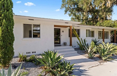 Gainesville House | CHOMP HOUSE - 0.8m to Stadium, Pool, Sleeps 16, Mini Golf, Huge TV