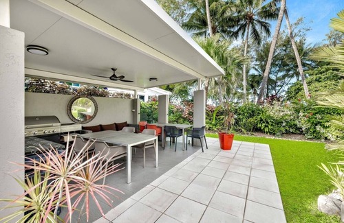 Palm Cove Apartment | Chrissy's Cozy Cove