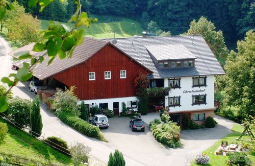 Oppenau Apartment | Christianshof - Holiday Apartment '3' with Mountain View, Shared Garden and Wi-Fi