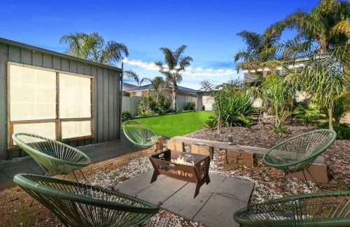 Christies Beach Apartment | Christies Garden - A Beachside Entertainer's Gem
