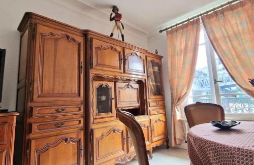 Grenelle Apartment | Christina : A deux pas de la Tour Eiffel