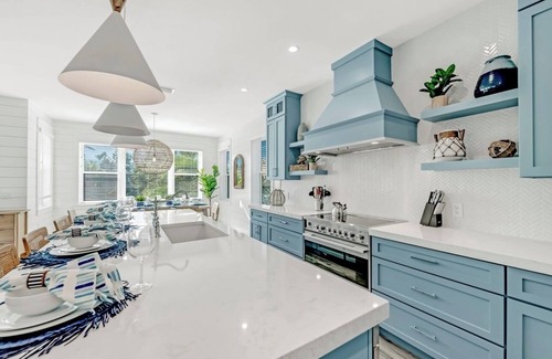 Bradenton Beach House | CHRISTMAS availability!Gorgeous 7 bedroom Beach house 2 minute walk to Beach!