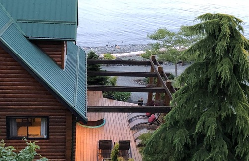 Regional District of Nanaimo House | Christmas/New Years SEA TO SKI Mt.washington Beach Log home slps 14
