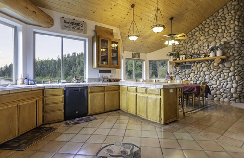 Columbine Lake House | Christmas rates at Columbine Lake with nearby Purgatory Ski Area.