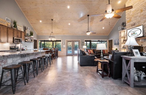 Concan House | Chula Vista Sleeps31 Heated Pool Ping Pong Quiet Subdiv FREE Frio@Concan VIP